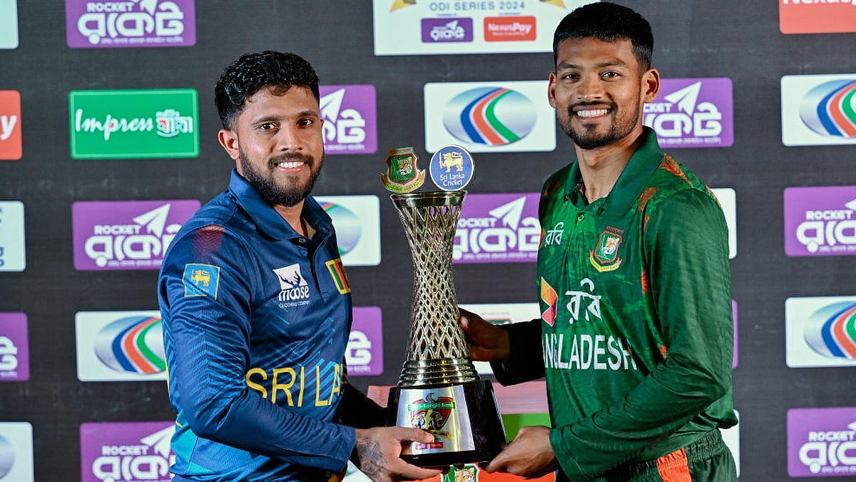 ওয়ানডে সিরিজের ট্রফি হাতে দুই অধিনায়ক বাংলাদেশের নাজমুল হোসেন (ডানে) ও শ্রীলঙ্কার কুশল মেন্ডিস। আজ যাঁর দল জিতবে, ট্রফি হবে তাঁর