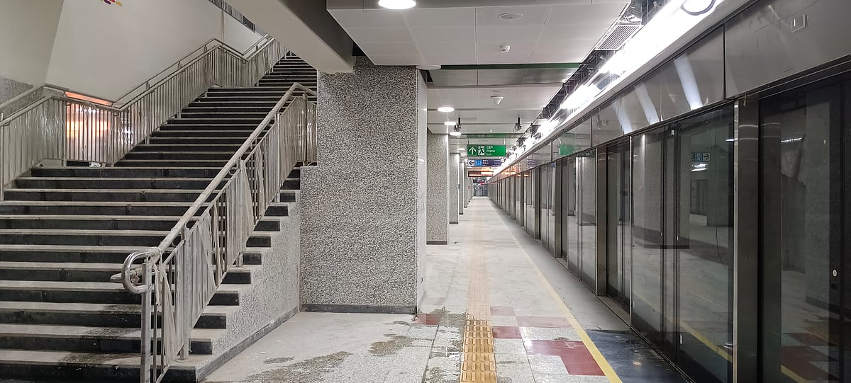 গঙ্গা নদীর তলদেশে মেট্রোরেলের স্টেশন। আজ এ পথ দিয়ে মেট্রোরেলের চলাচল উদ্বোধন হলো