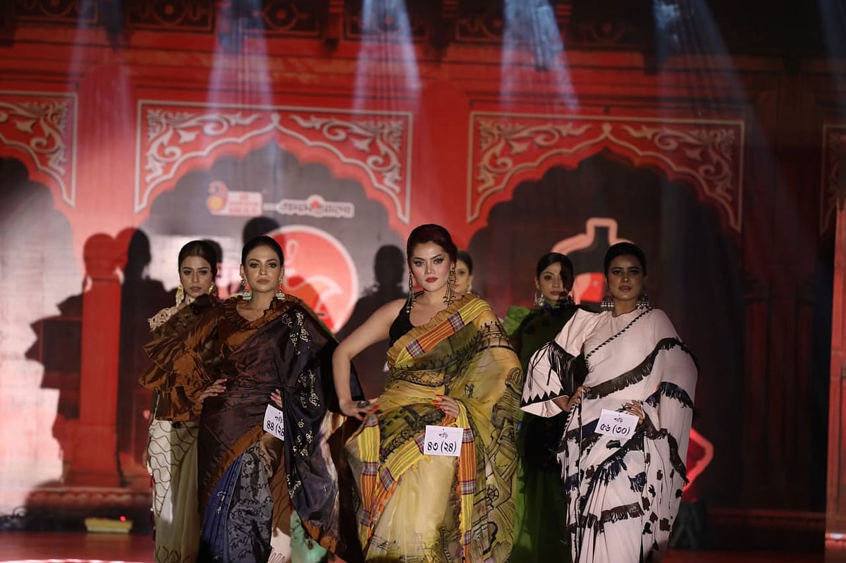 আদি মোহিনী মোহন কাঞ্জিলাল-প্রথম আলো ঈদ ফ্যাশন প্রতিযোগিতায় মডেলদের ক্যাটওয়াক। আজ সন্ধ্যায় চট্টগ্রাম নগরের র‌্যাডিসন ব্লু চট্টগ্রাম বে-ভিউতে