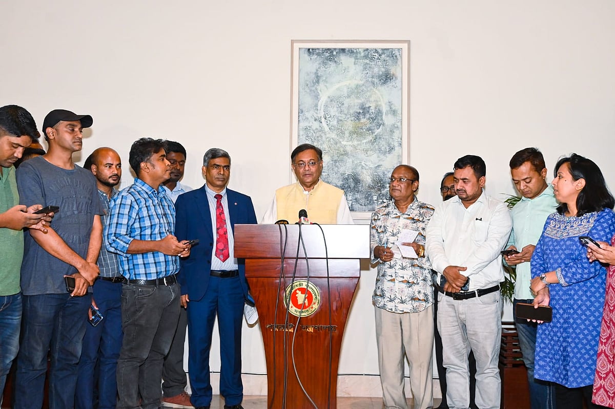 পররাষ্ট্র মন্ত্রণালয়ে সাংবাদিকদের বিভিন্ন প্রশ্নের উত্তর দেন পররাষ্ট্রমন্ত্রী হাছান মাহমুদ