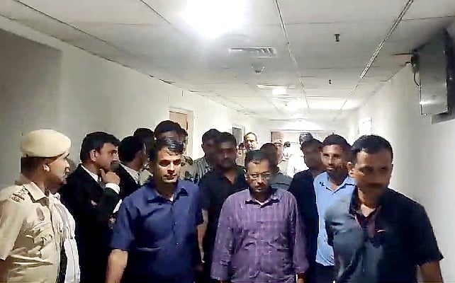 রিমান্ড শুনানির পর রাউস অ্যাভিনিউতে সিবিআই বিশেষ আদালতে অরবিন্দ কেজরিওয়াল। ২২ মার্চ