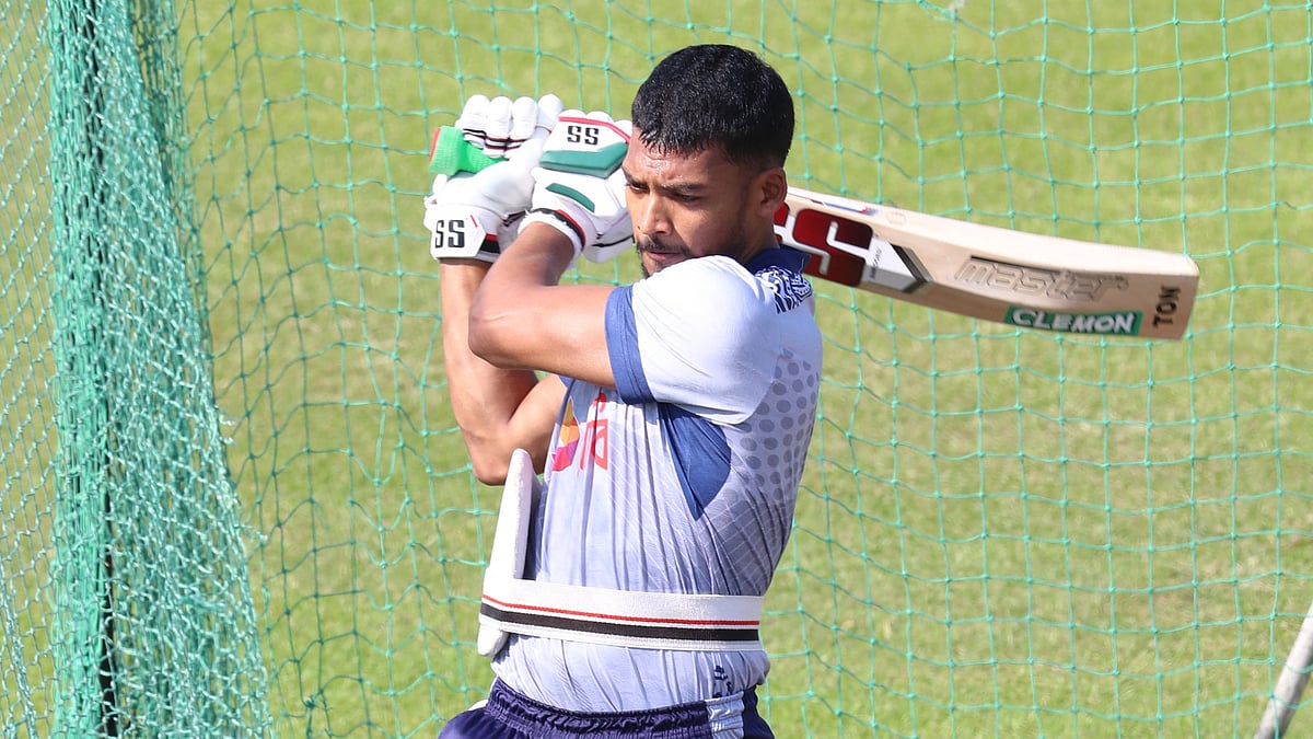 শ্রীলঙ্কার বিপক্ষে তৃতীয় টি–টোয়েন্টি সামনে রেখে অনুশীলনে বাংলাদেশ অধিনায়ক নাজমুল হোসেন