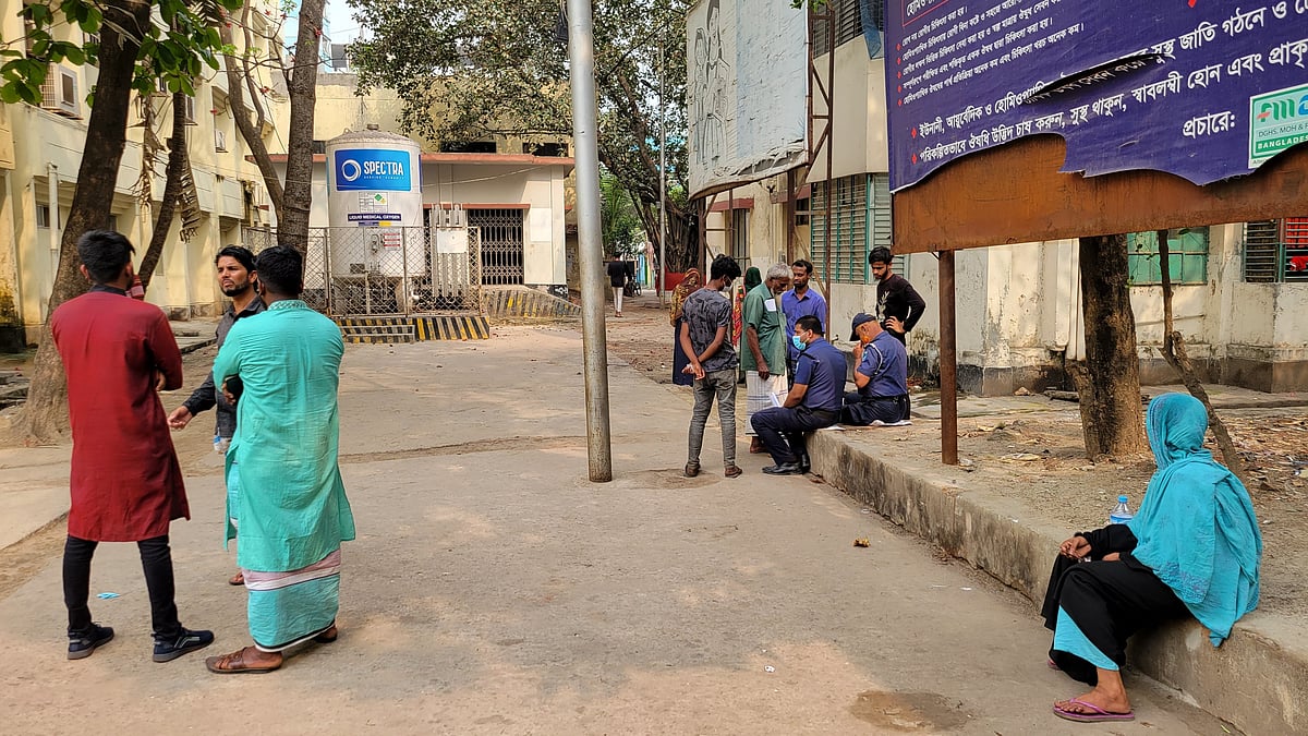 গণপিটুনিতে নিহতদের লাশের অপেক্ষায় মর্গের সামনে বসে আছেন স্বজনরা। আজ মঙ্গলবার বিকেলে নারায়ণগঞ্জ ১০০ শয্যা জেনারেল হাসপাতালে