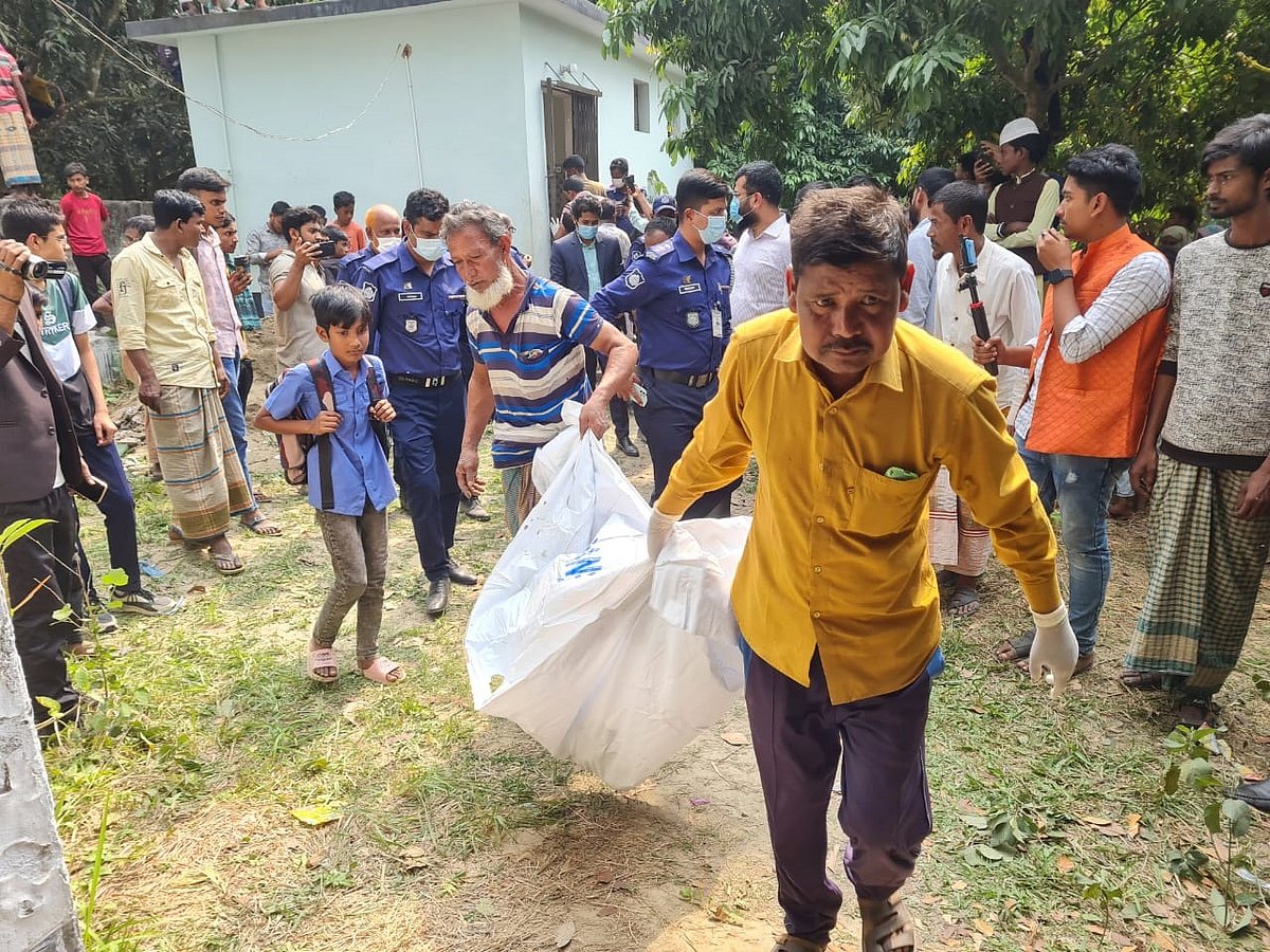 নাটোরের গুরুদাসপুর পৌর শহরের চাঁচকৈড় বালিকা মাদ্রাসার শৌচাগারের মেঝে খুঁড়ে প্রায় ৭ ফুট নিচ থেকে মাফিজুলের লাশ উদ্ধার করে আইনশৃঙ্খলা রক্ষাকারী বাহিনী। রোববার দুপুরে