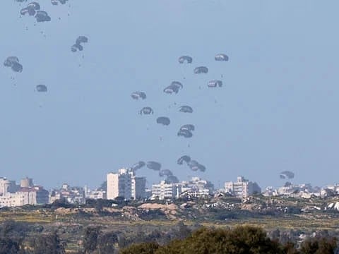 ফিলিস্তিনের গাজায় উড়োজাহাজ থেকে ত্রাণসামগ্রী ফেলা হয়। গতকাল শুক্রবার তোলা