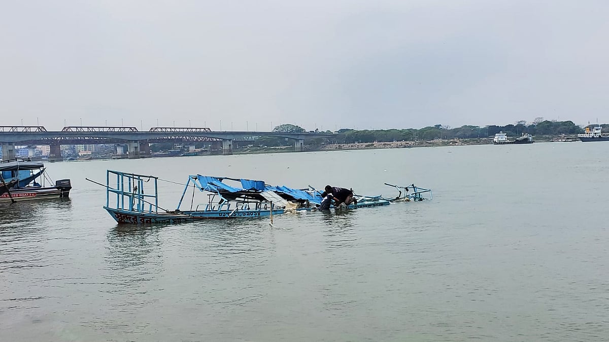 নদীতে ডুবে যাওয়া নৌকাটি উদ্ধার করেছে ডুবুরি দল। আজ রোববার দুপুরে মেঘনা নদীর ভৈরব মোহনা এলাকায়