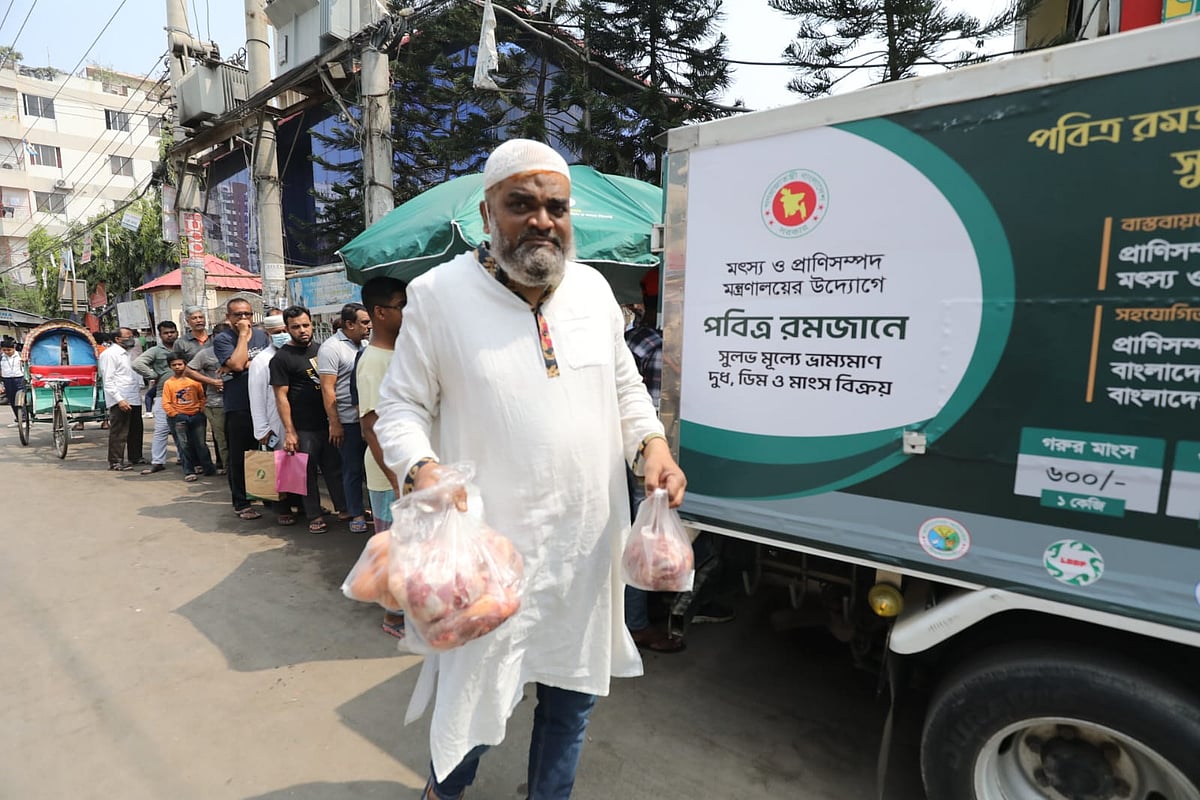 প্রাণিসম্পদ অধিদপ্তরের ভ্রাম্যমাণ বিক্রয় কেন্দ্র থেকে মাংস, ডিম, দুধ কিনছেন মানুষ