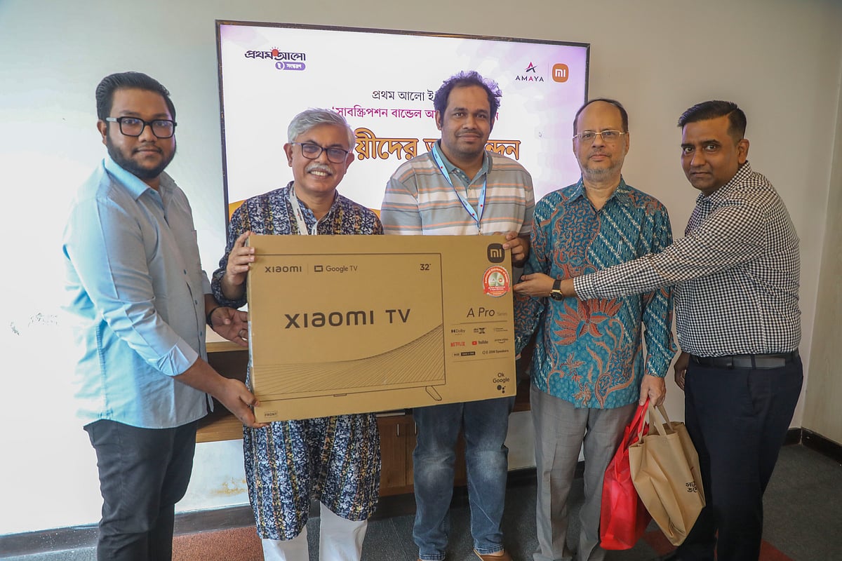 ‘প্রথম আলো প্রিমিয়াম ই-ভার্সন বান্ডেল সাবস্ক্রিপশন’ ক্যাম্পেইন বিজয়ীদের হাতে পুরস্কার তুলে দেন প্রথম আলো ও আমায়া ইন্ডাস্ট্রিজের ঊর্ধ্বতন কর্মকর্তারা। ঢাকা, ২৪ মার্চ