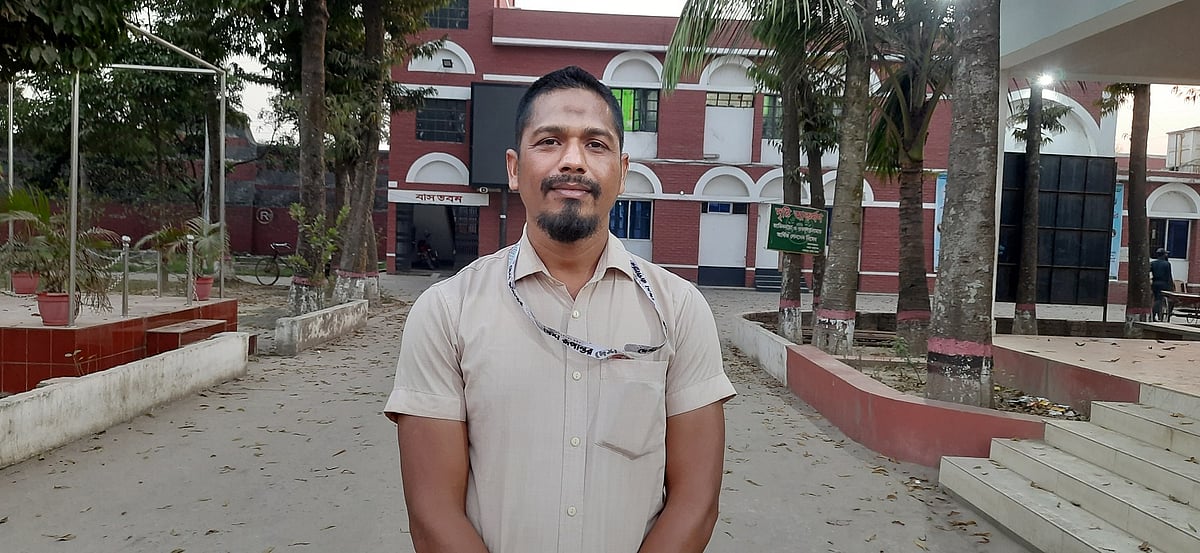 সাংবাদিক শফিউজ্জামান রানা। কারামুক্তির পর মঙ্গলবার সন্ধ্যায় শেরপুর জেলা কারাগারের সামনে