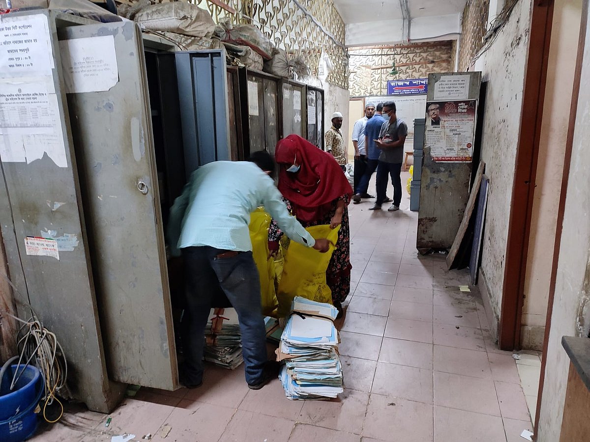 কারওয়ান বাজার থেকে ডিএনসিসির আঞ্চলিক কার্যালয় সরিয়ে নেওয়া হচ্ছে। আজ ২৮ মার্চ। ছবি: সামছুর রহমান