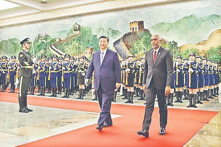 মালদ্বীপের প্রেসিডেন্ট মোহামেদ মুইজ্জু (সামনে ডানে) গত জানুয়ারিতে বেইজিং সফর করেন। সে সময় চীনের প্রেসিডেন্ট সি চিন পিং (বাঁয়ে) তাঁকে ‘পুরোনো বন্ধু’ বলে অভিহিত করেন