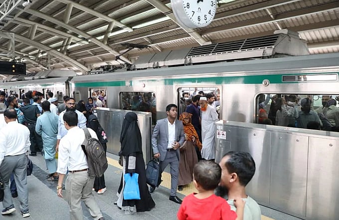 মেট্রোরেল কর্তৃপক্ষ যেমন স্লোগান দিয়েছে, ‘মেট্রোরেল ধনী-গরিব সবার পরিবহন’, বাস্তবতা ঠিক সে রকম না হলেও, মেট্রোরেল মূলত নিম্নমধ্যবিত্ত ও মধ্যবিত্তের গণপরিবহন হয়ে উঠেছে।