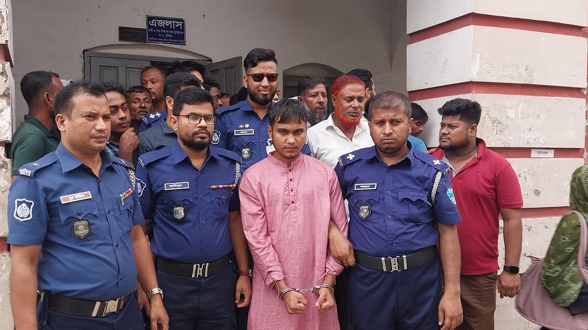 কুমিল্লার চৌদ্দগ্রামে এক শিশুকে হত্যার মামলায় মৃত্যুদণ্ডাদেশ পাওয়া আসামি মোহাম্মদ আলী। আজ মঙ্গলবার দুপুরে কুমিল্লা আদালত থেকে কুমিল্লা কেন্দ্রীয় কারাগারে নেওয়ার সময়