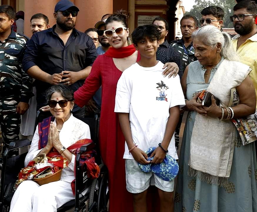 সবাই মিলে গতকাল শনিবার দক্ষিণেশ্বর কালীমন্দিরে যান