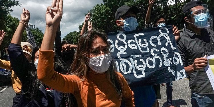 ২০২১ সালের আগস্টে ইয়াঙ্গুনে রাস্তায় বিক্ষোভে নেতৃত্ব দিচ্ছেন লিন লিন (মধ্যে)। তখন তিনি ইয়াঙ্গুন ইস্টার্ন ইউনিভার্সিটি স্টুডেন্টস ইউনিয়নের প্রেসিডেন্ট