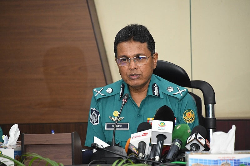 পবিত্র ঈদুল ফিতরে আইনশৃঙ্খলা পরিস্থিতি নিয়ে আয়োজিত সভায় বক্তব্য দেন ঢাকা মহানগর পুলিশের (ডিএমপি) কমিশনার হাবিবুর রহমান