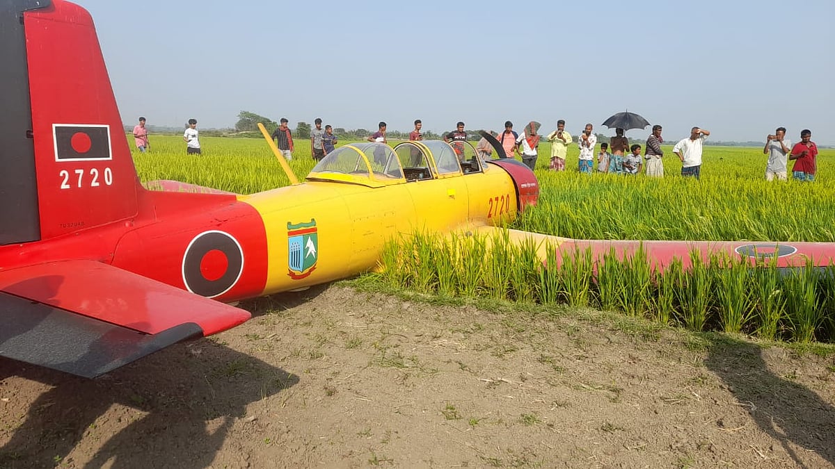 যান্ত্রিক ত্রুটির কারণে বিমানবাহিনীর প্রশিক্ষণ বিমানটি ধানখেতে জরুরি অবতরণ করে। বুধবার বিকেলে নড়াইল সদর উপজেলার তারাশি গ্রামে