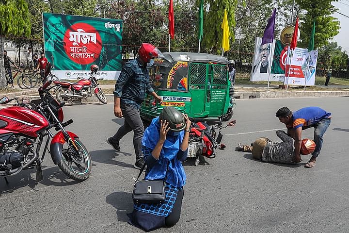 বেপরোয়া সিএনজিচালিত অটোরিকশার ধাক্কায় দুর্ঘটনার শিকার হন এক মোটরসাইকেল চালক ও আরোহী। ঢাকার বিজয় সরণীর দৃশ্য।