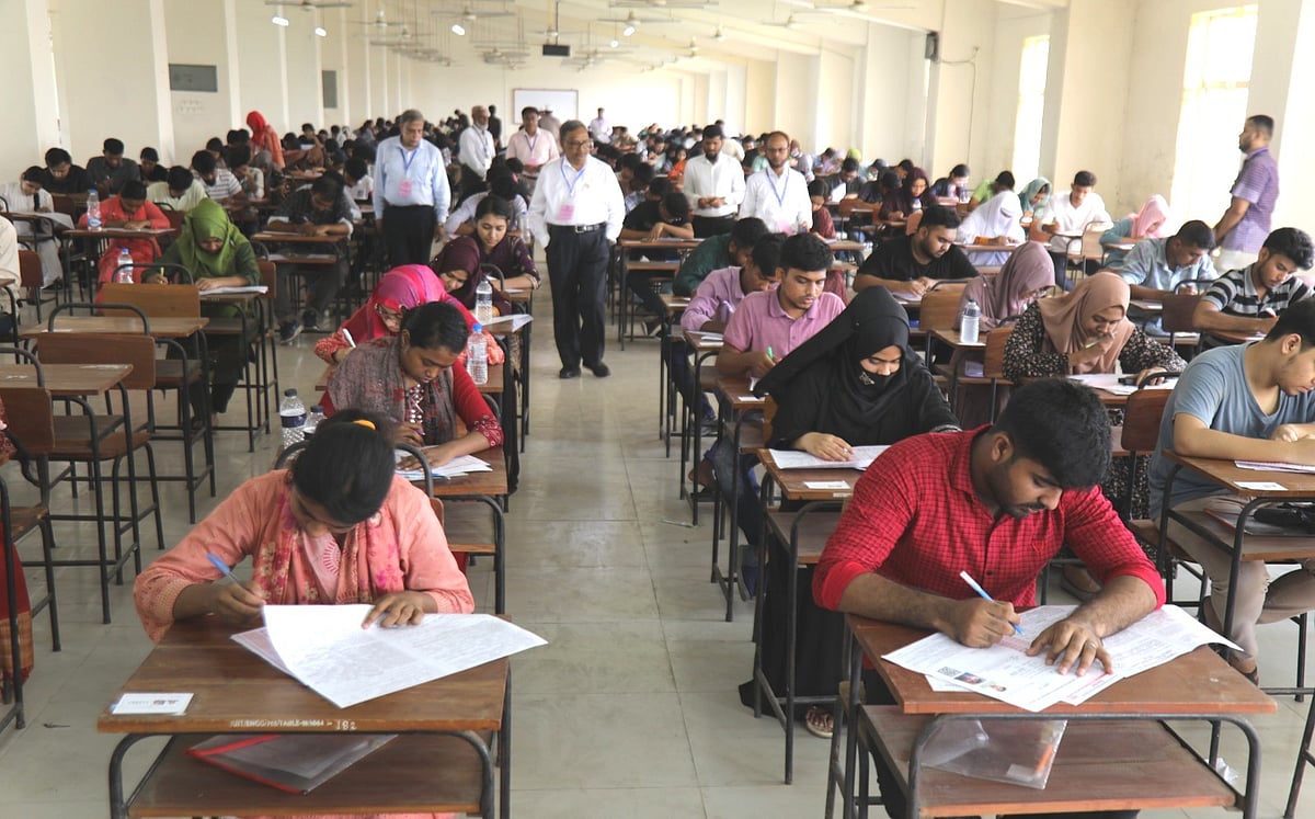সাধারণ এবং বিজ্ঞান ও প্রযুক্তি বিশ্ববিদ্যালয়ে ভর্তির জন্য গুচ্ছ পদ্ধতিতে স্নাতক প্রথম বর্ষের ভর্তি পরীক্ষায় শিক্ষার্থীরা