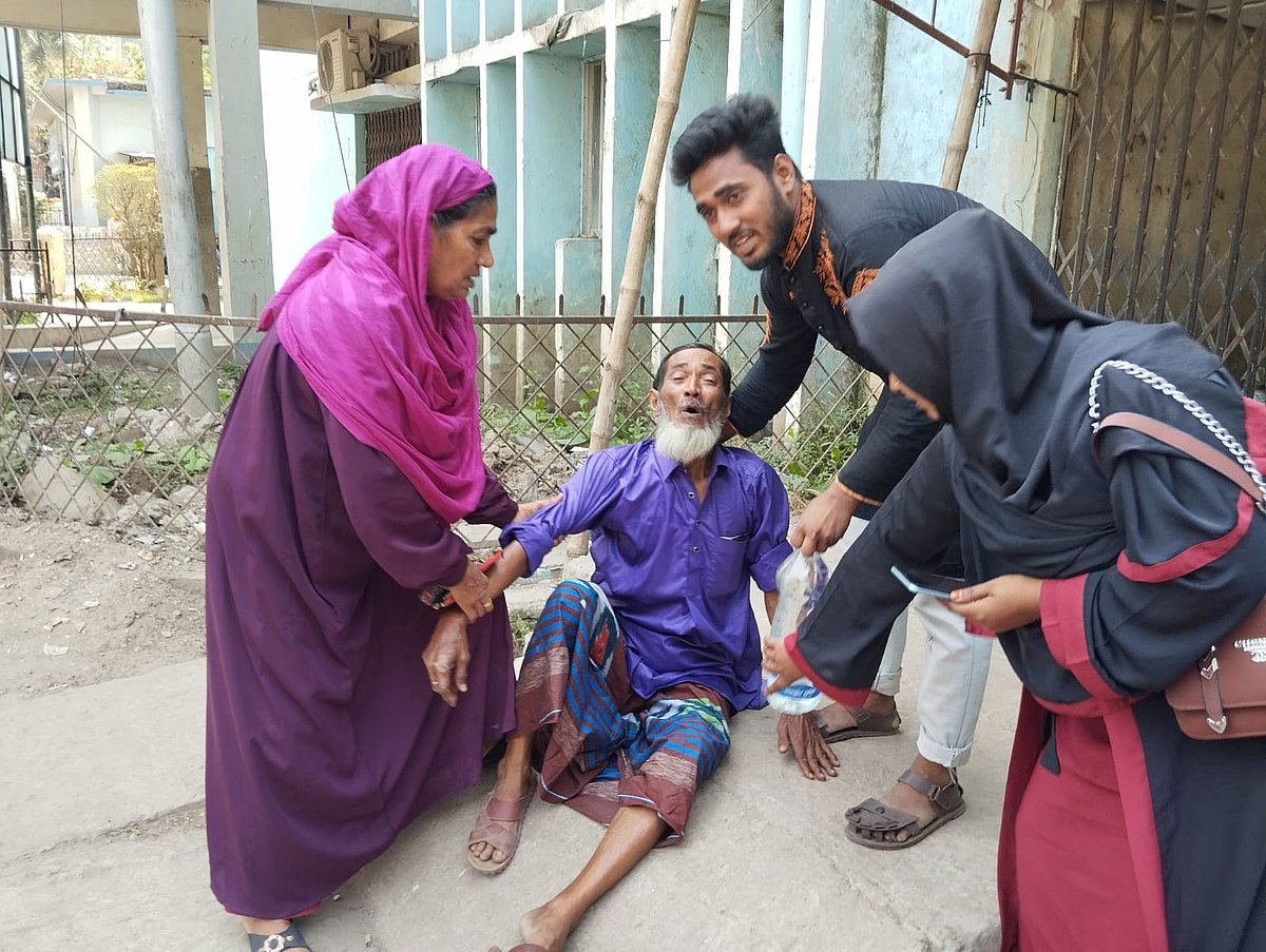 ৯ বছরের শিশু জোনাকির লাশ উদ্ধারের পর নানা সুরুজ মিয়ার আহাজারি। আজ মঙ্গলবার যশোর জেনারেল হাসপাতালের মর্গের সামনে