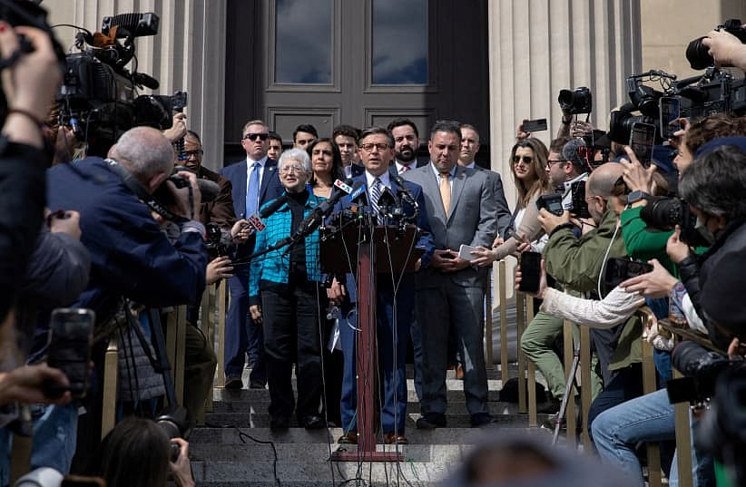 কলাম্বিয়া বিশ্ববিদ্যালয়ে সংবাদ সম্মেলনে কথা বলছেন মাইক জনসন, ২৪ এপ্রিল