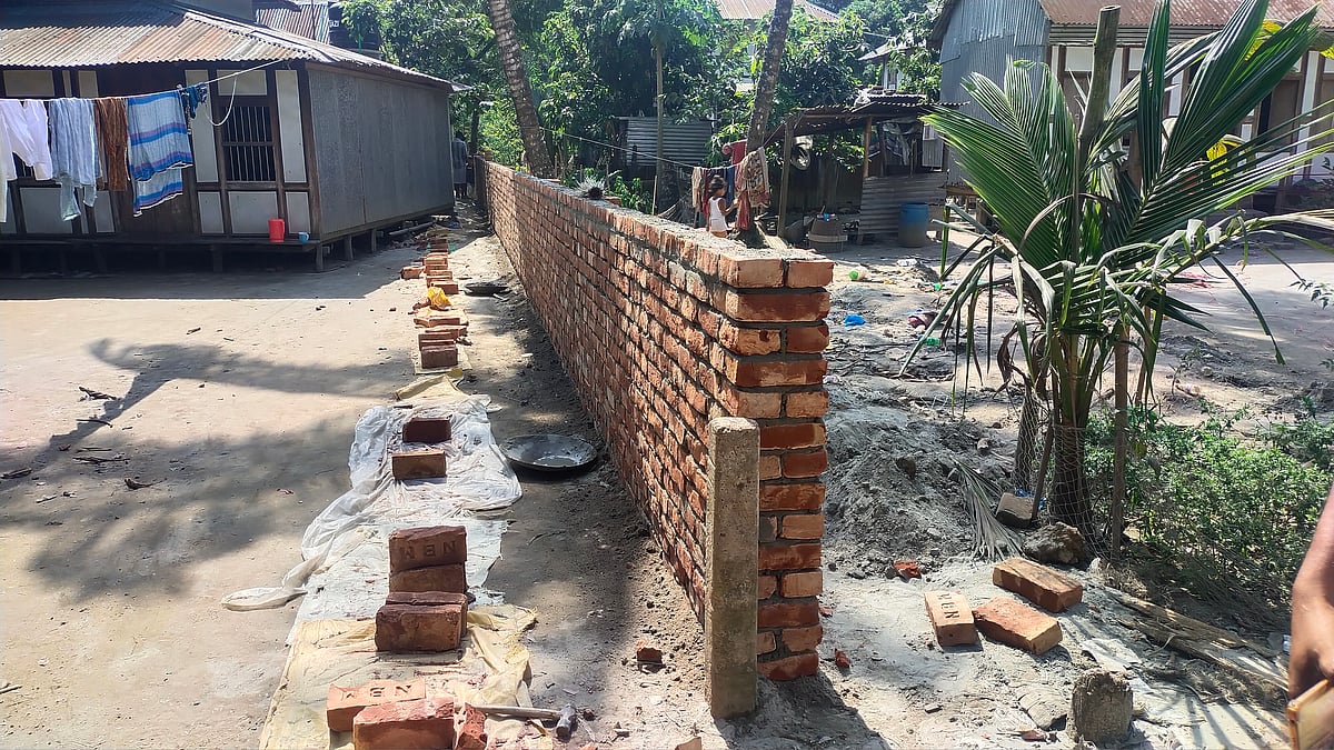 পছন্দের প্রার্থীর পক্ষে কাজ করতে না চাওয়ায় রাস্তার মাঝে আড়াআড়িভাবে ইটের দেয়াল তুলে দিয়েছেন আওয়ামী লীগের স্থানীয় এক নেতা। রোববার লৌহজং উপজেলার হলদিয়া ইউনিয়নের দেওয়ানকান্দি এলাকায়