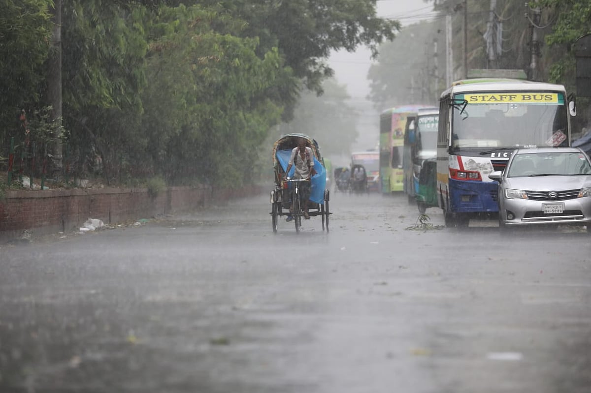 রাজধানীতে হঠাৎ স্বস্তির বৃষ্টি। রাজধানীর দৈনিক বাংলা মোড়
এলাকা। ১৬ এপ্রিল