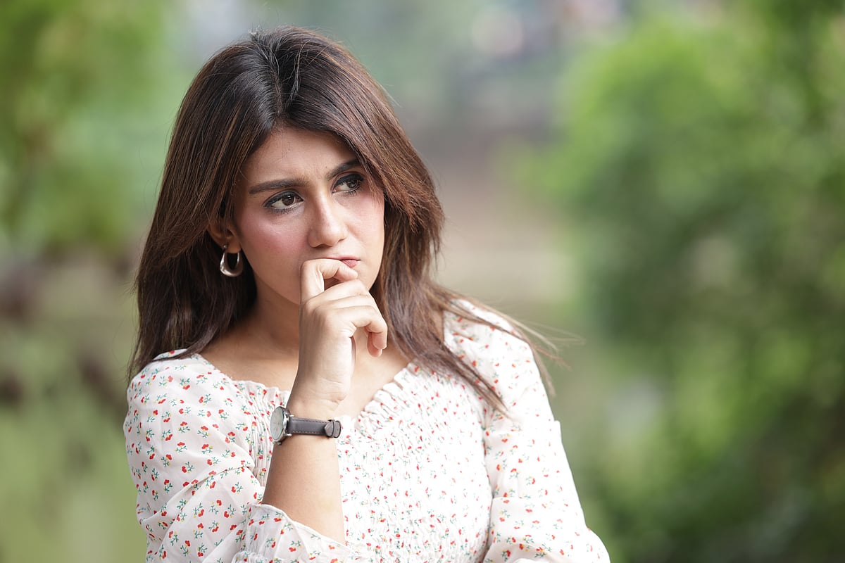 কোনো দুর্ঘটনার জন্য নিজেকে দায়ী করলে মানসিক অশান্তি বাড়বে। মডেল: হৃদি