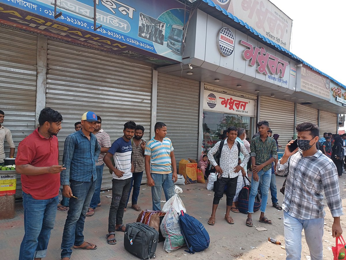 গণপরিবহন বন্ধ থাকায় গন্তব্যে যেতে পারেননি দক্ষিণ চট্টগ্রামের মানুষজন। অনেকেই অপেক্ষায় থেকেছেন দিনভর। খালি ট্রাক পেলে তাতে চেপেও গন্তব্যে গেছেন অনেকে। আজ সকাল ১০টায় নগরের শাহআমানত সেতু এলাকায়