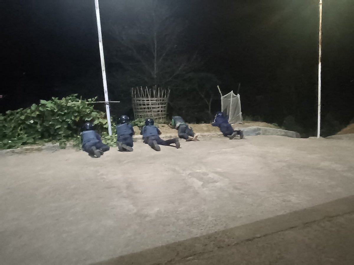 সন্ত্রাসীদের প্রতিহত করতে থানা প্রাঙ্গণে অস্ত্র নিয়ে পুলিশ সদস্যদের অবস্থান। বৃহস্পতিবার রাতের চিত্র