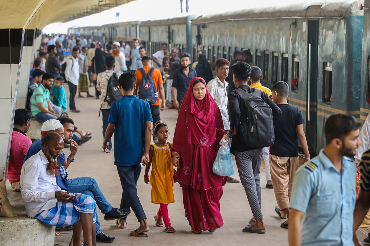 ট্রেনে করে গ্রামে যাচ্ছেন রাজধানীবাসী। কমলাপুর রেলস্টেশন, ১০ এপ্রিল
