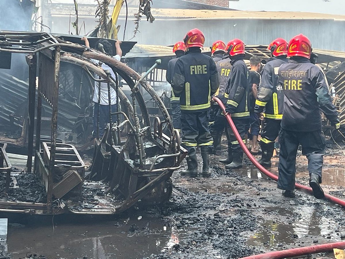 রাজধানীর সাঁতারকুলে ব্যাটারিচালিত অটোরিকশার একটি গ্যারেজে লাগা আগুন নিয়ন্ত্রণে আনেন ফায়ার সার্ভিসের সদস্যরা