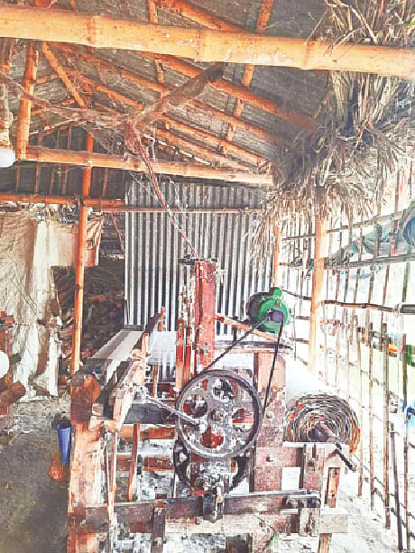 সাতক্ষীরা মাঘুরালী গ্রামের একটি তাঁতঘর। এ রকম অপরিচ্ছন্ন পরিবেশে তৈরি হয় চিকিৎসায় ব্যবহৃত গজ ব্যান্ডেজ