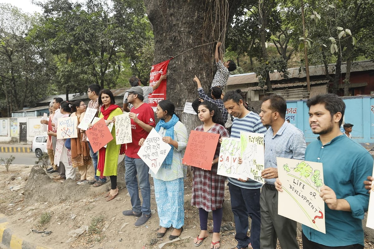 গাছ রক্ষায় দ্বিতীয় দিনের মতো আন্দোলনে নেমেছেন পরিবেশকর্মীরা। আজ বেলা ১২টায় চট্টগ্রাম নগরের টাইগারপাস এলাকায়