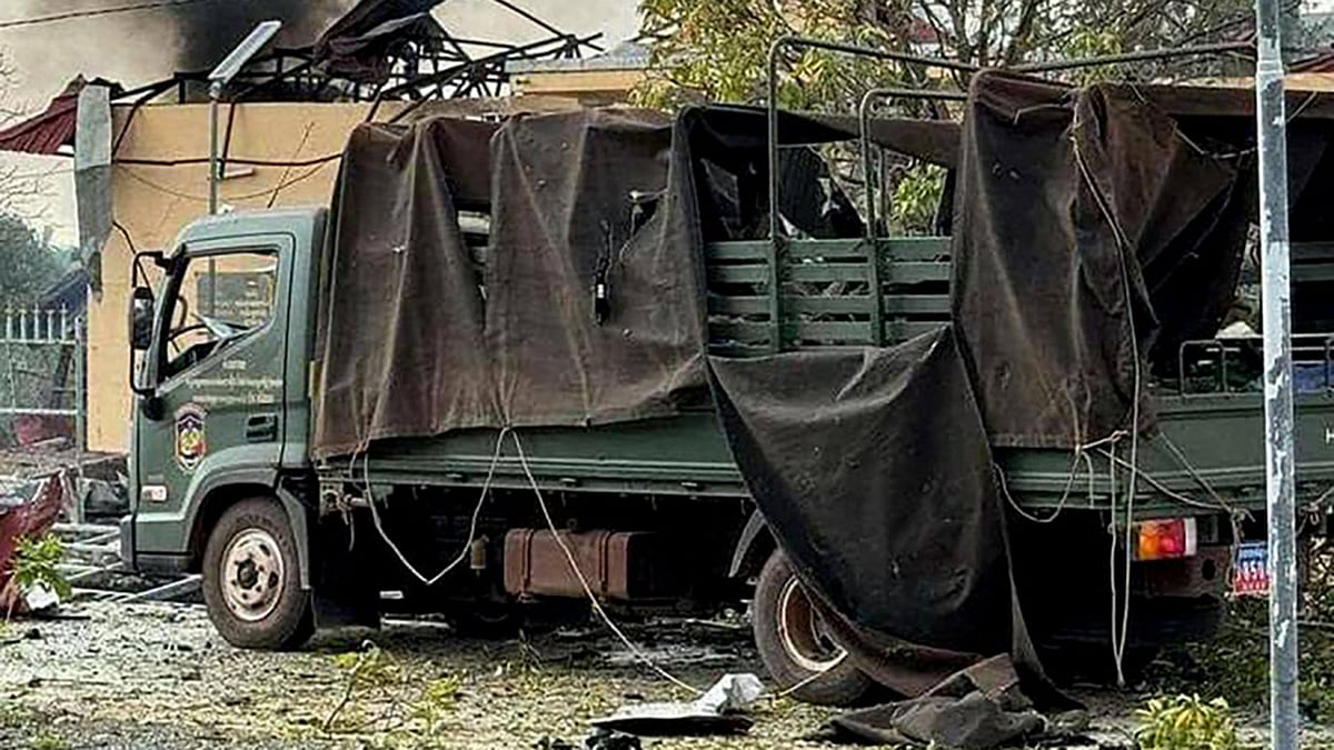 বিস্ফোরণে ক্ষতিগ্রস্ত কম্বোডিয়ার সেনাবাহিনীর একটি গাড়ি