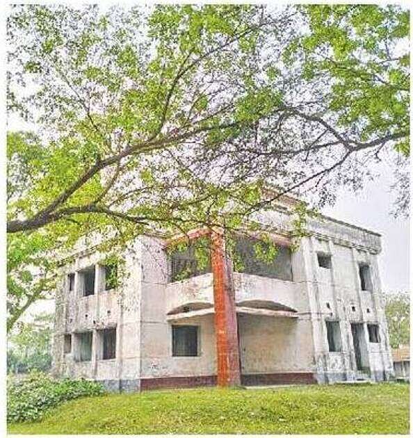 ফরিদপুর জেলা পরিষদের প্রধান নির্বাহী কর্মকর্তার জন্য নির্মিত ৩৭ লাখ টাকার দ্বিতল ভবন। ফরিদপুর শহরের টেপাখোলা লেকের পূর্ব পাড়ে