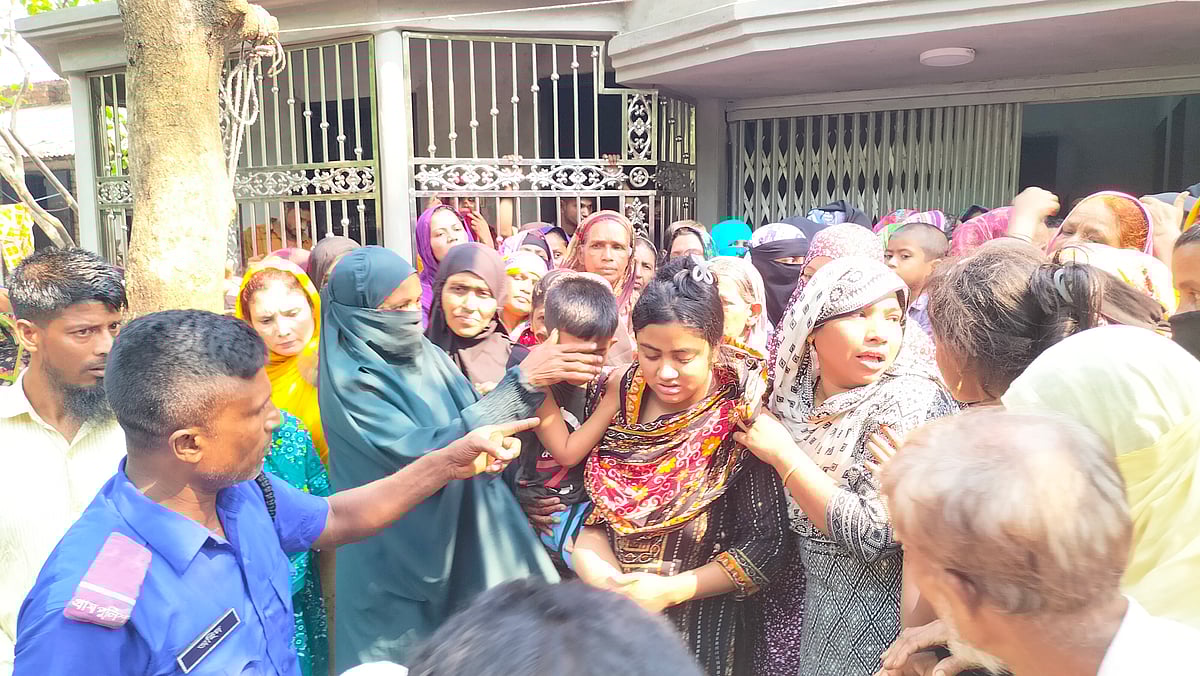 ইউপি সদস্য রুবেল মিয়ার মরদেহ ময়নাতদন্ত শেষে বাড়িতে আনার পর পর স্ত্রী খাদিজা আক্তারসহ স্বজন ও স্থানীয় বাসিন্দারা কান্নায় ভেঙে পড়েন