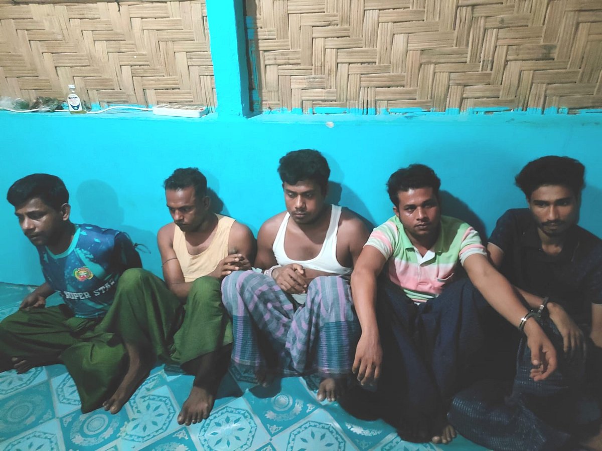 কক্সবাজারের উখিয়ার কুতুপালং আশ্রয়শিবিরে এপিবিএনের অভিযানে গ্রেপ্তার নবী হোসেন বাহিনীর পাঁচ রোহিঙ্গা সন্ত্রাসী