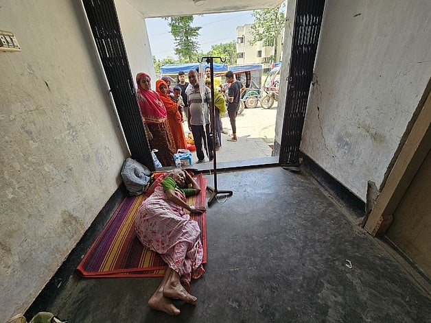 রোগীদের চাপে ভেতরে শয্যা নেই। গরমে হাঁসফাঁস অবস্থা। অগত্যা দরজার পাশেই শয্যা পেতে এক বৃদ্ধাকে স্যালাইন দেওয়া হচ্ছে। গতকাল মেহেরপুর জেনারেল হাসপাতালে