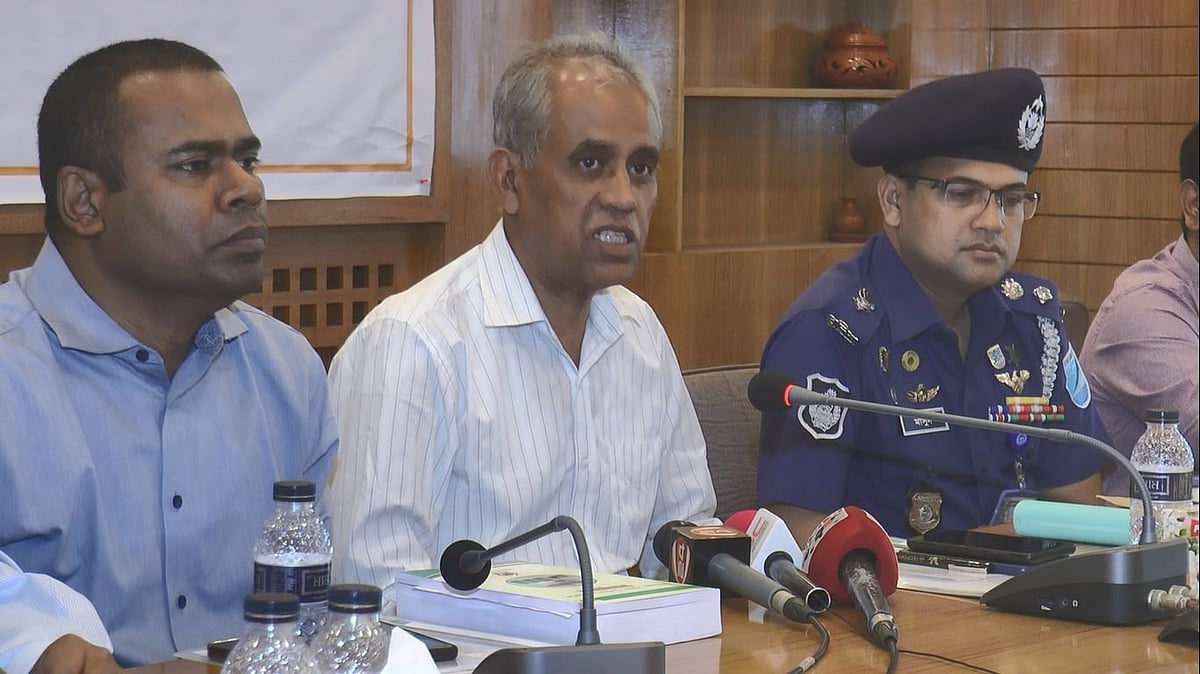 মাদারীপুরে উপজেলা পরিষদ নির্বাচন উপলক্ষে বিভিন্ন দপ্তরের কর্মকর্তাদের সঙ্গে মতবিনিময় সভা করেছেন নির্বাচন কমিশনার মো. আলমগীর। আজ মঙ্গলবার দুপুরে জেলা প্রশাসকের সম্মেলনকক্ষে