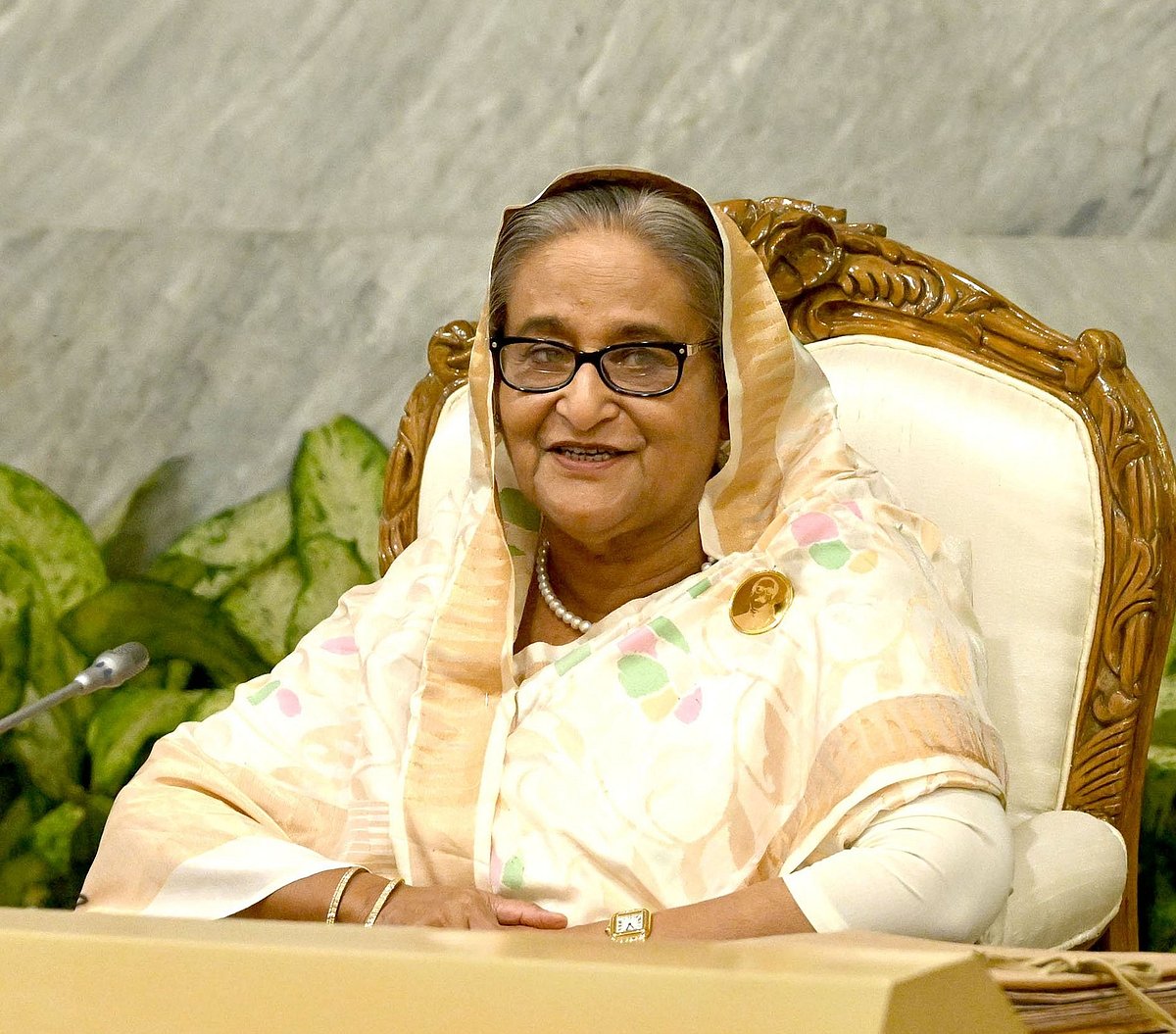 প্রধানমন্ত্রী শেখ হাসিনা তাঁর কার্যালয়ে মন্ত্রিসভার বৈঠকে সভাপতিত্ব করেন। ঢাকা, ৮ এপ্রিল