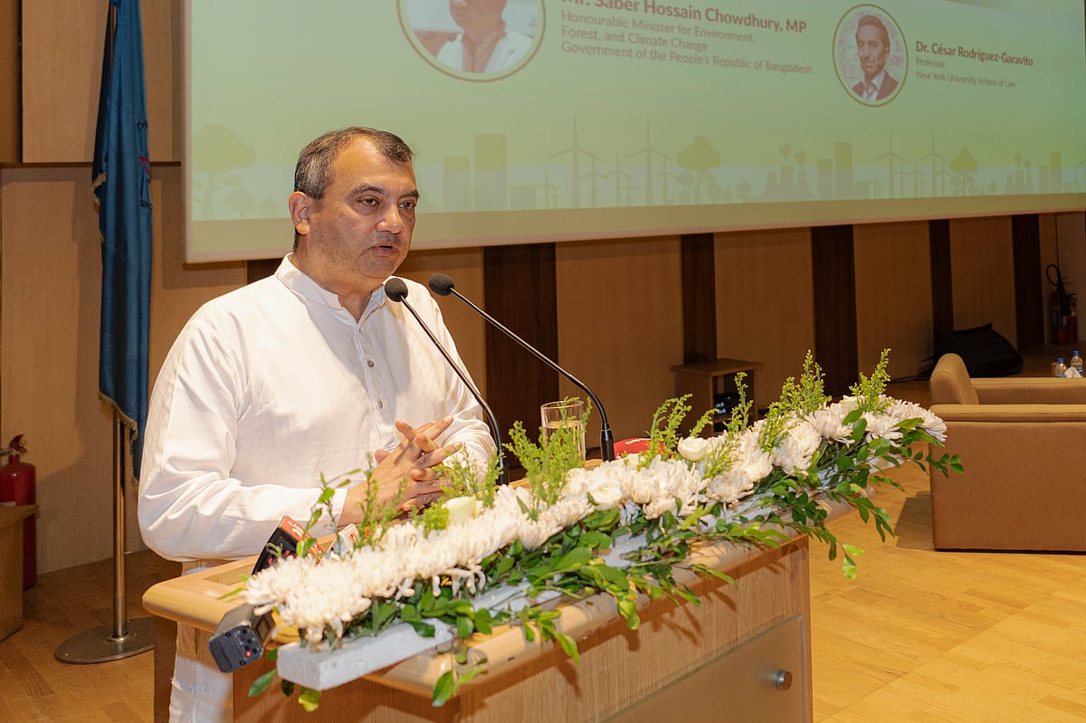 আইইউবি মিলনায়তনে স্মারক বক্তব্য দিচ্ছেন পরিবেশ, বন ও জলবায়ু পরিবর্তনমন্ত্রী সাবের হোসেন চৌধুরী