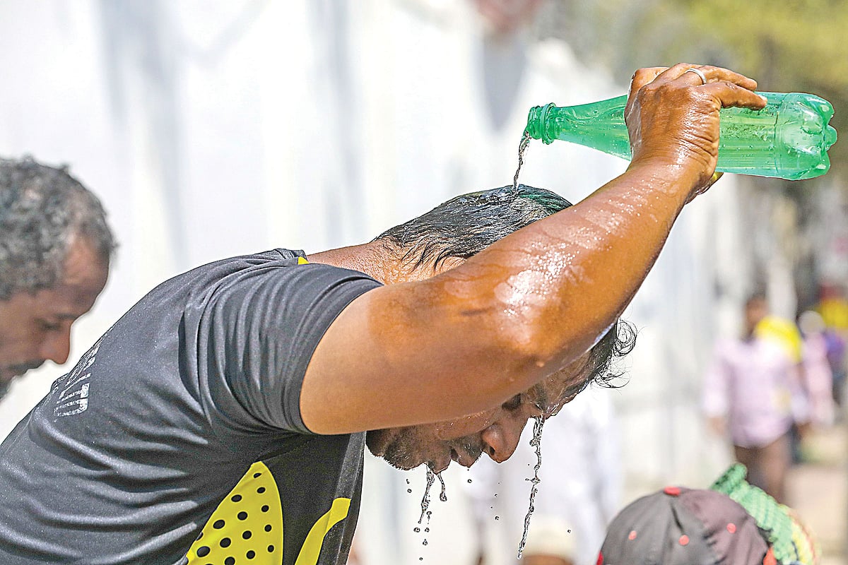 তাপপ্রবাহে অতিষ্ঠ জনজীবন। মাথায় পানি ঢেলে একটু স্বস্তি পাওয়ার চেষ্টা এক ব্যক্তির। গত সোমবার রাজধানীর মতিঝিল এলাকায়