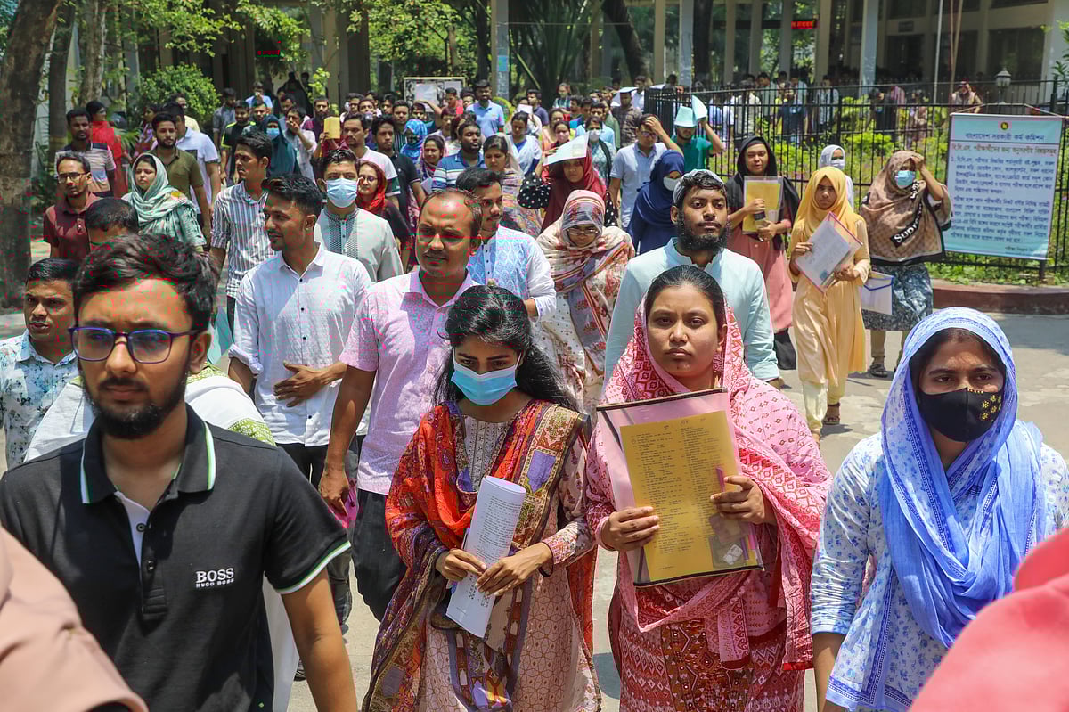 বিসিএস পরীক্ষা শেষ করে কেন্দ্র থেকে বের হয়ে আসছেন শিক্ষার্থীরা।