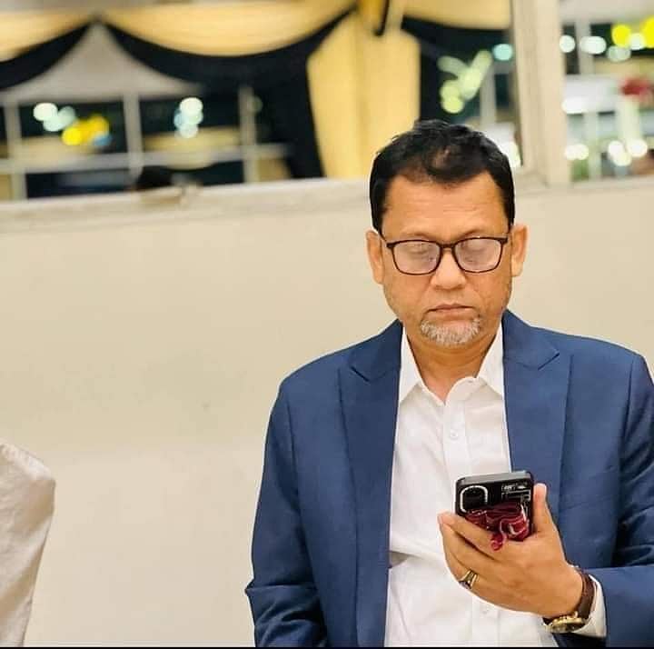 চট্টগ্রামে কিশোর গ্যাংয়ের সদস্যদের মারধর থেকে ছেলেকে বাঁচাতে গিয়ে গুরুতর আহত হয়েছেন দন্তচিকিৎসক কোরবান আলী