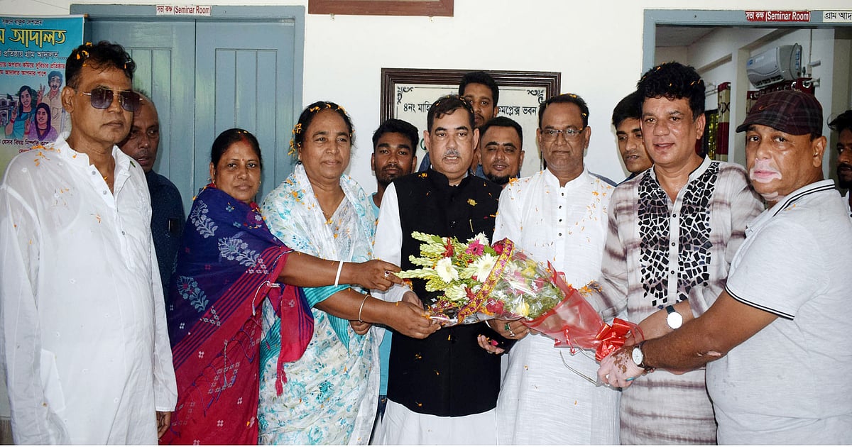 বরিশালের গৌরনদী উপজেলা পরিষদ নির্বাচনে প্রার্থী মো. হারিছুর রহমানকে ঠেকাতে এক মঞ্চে সভা করেছেন চারজন সম্ভাব্য চেয়ারম্যান প্রার্থী। এই প্রার্থীদের ফুল দিয়ে শুভেচ্ছা জানান তাঁদের সমর্থকেরা