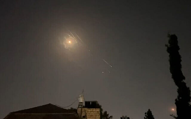 ইসরায়েলি বাহিনী বলছে, ইসরায়েলের দক্ষিণাঞ্চলের একটি ঘাঁটিসহ কয়েকটি জায়গায় হামলা চালাতে সক্ষম হয়েছে ইরান