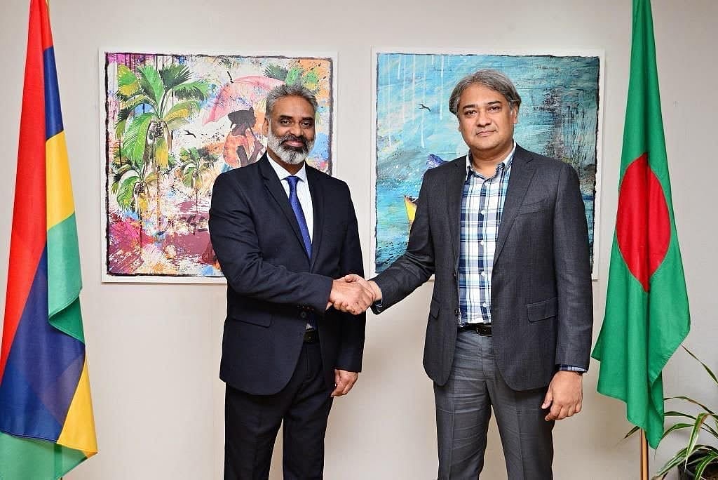 মরিশাসের পররাষ্ট্রমন্ত্রী মনীশ গোবিনের সঙ্গে বৈঠক করেন তথ্য ও সম্প্রচার প্রতিমন্ত্রী মোহাম্মদ আলী আরাফাত। মরিশাস, ২৪ এপ্রিল
