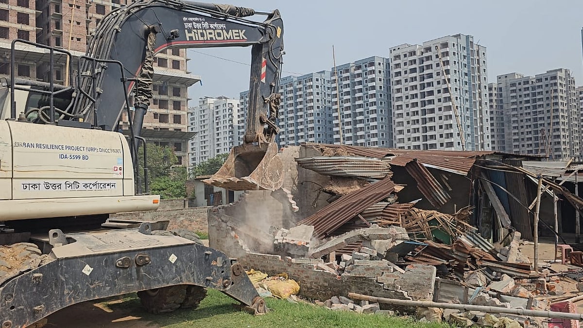 মিরপুরে অবৈধ স্থাপনা গুঁড়িয়ে দিয়ে খাসজমি উদ্ধার করা হয়েছে। ঢাকা, ৯ এপ্রিল