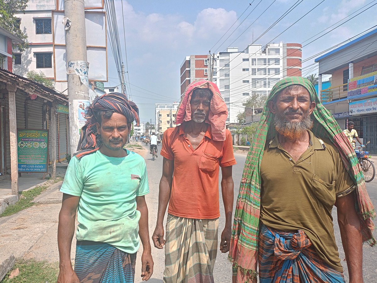 টানা তাপপ্রবাহে প্রাণ ওষ্ঠাগত। ছাতা নেই। অগত্যা গামছা মাথায় পথে ছুটে চলে চলেছেন তিন দিনমজুর। বুধবার বিকেলে কেদারগঞ্জ এলাকায়